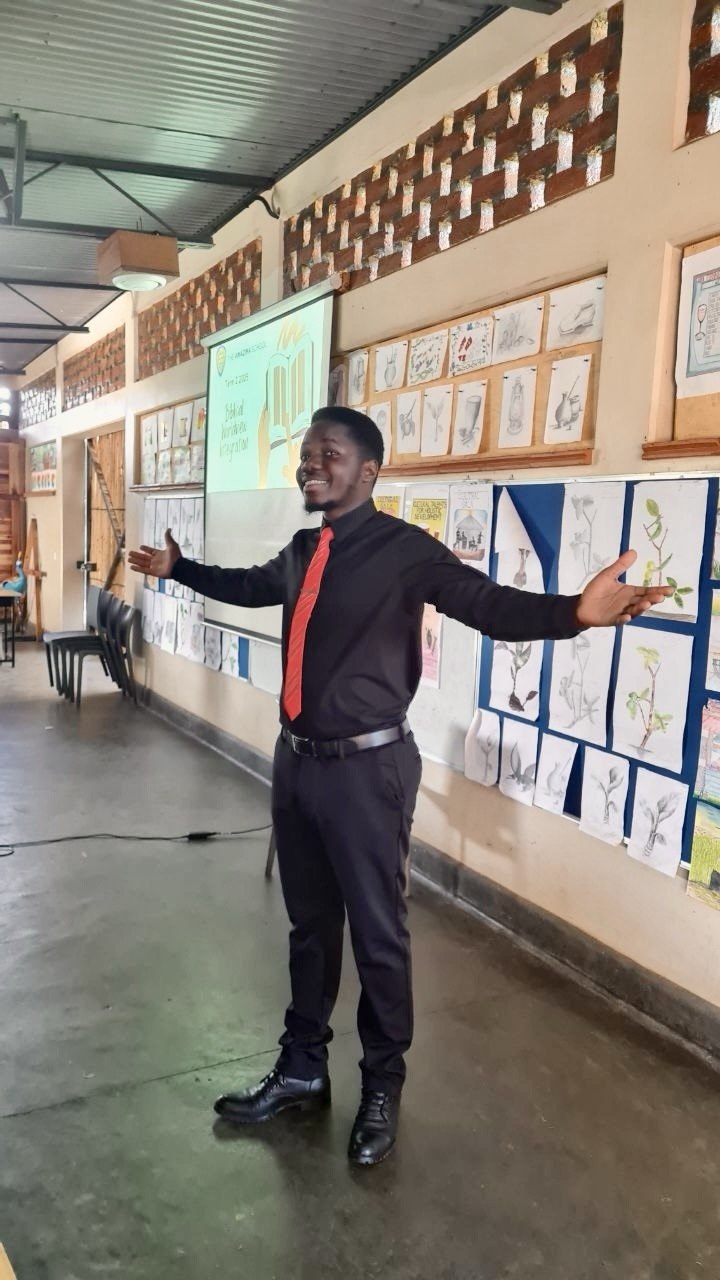 Solomon Tatwebwa facilitating a pedagogical teacher-training session